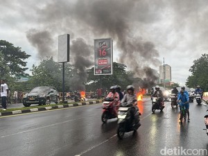 Massa Demo Tutup Jalan di Jembatan Pampang Makassar, Lalin ke Perintis Lumpuh