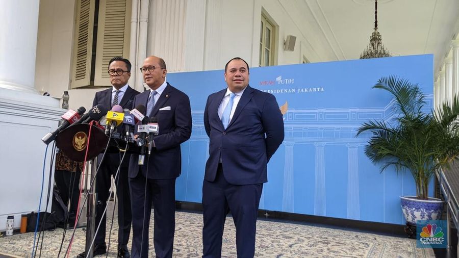 (kiri-kanan) Wakil Menteri BUMN, Dony Oskaria, Menteri Investasi Hilirisasi/Kepala BKPM, Rosan Roeslani, dan Pandu Patria Sjahrir memberikan keterangan kepada media usai menhadiri peluncuran peluncuran Daya Anagata Nusantara (Danantara), di Istana Merdeka, Jakarta, (24/2/2025). (CNBC Indonesia/Emir Yanwardhana)