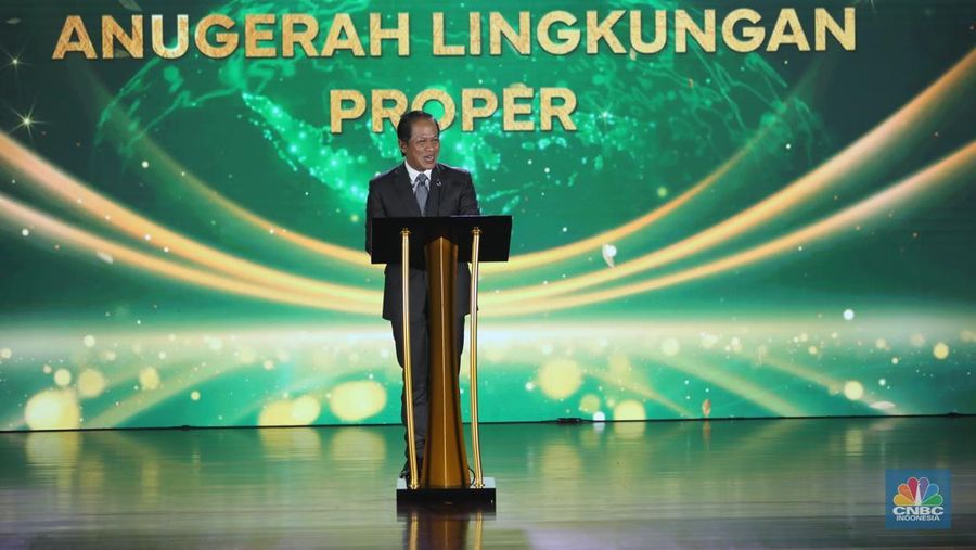 Menteri Lingkungan Hidup merangkap Kepala Badan Pengendalian Lingkungan Hidup, Hanif Faisol Nurofiq menyampaikan sambutan dalam acara Anugerah Lingkungan Proper di Jakarta, Senin (24/2/2025). (CNBC Indonesia/Tri Susilo)