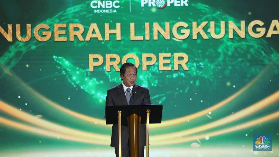 Menteri Lingkungan Hidup merangkap Kepala Badan Pengendalian Lingkungan Hidup, Hanif Faisol Nurofiq menyampaikan sambutan dalam acara Anugerah Lingkungan Proper di Jakarta, Senin (24/2/2025). (CNBC Indonesia/Tri Susilo)