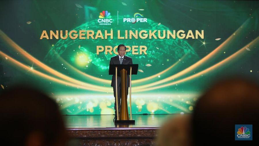 Menteri Lingkungan Hidup merangkap Kepala Badan Pengendalian Lingkungan Hidup, Hanif Faisol Nurofiq menyampaikan sambutan dalam acara Anugerah Lingkungan Proper di Jakarta, Senin (24/2/2025). (CNBC Indonesia/Tri Susilo)