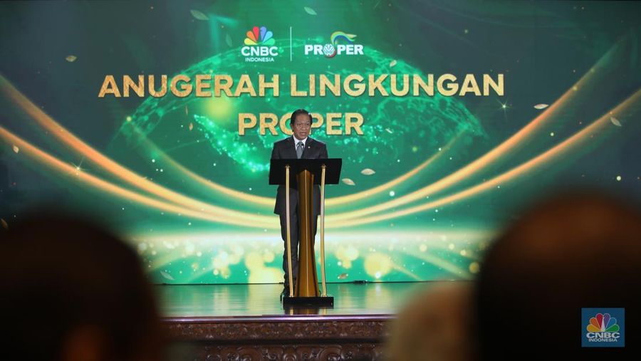 Menteri Lingkungan Hidup merangkap Kepala Badan Pengendalian Lingkungan Hidup, Hanif Faisol Nurofiq menyampaikan sambutan dalam acara Anugerah Lingkungan Proper di Jakarta, Senin (24/2/2025). (CNBC Indonesia/Tri Susilo)