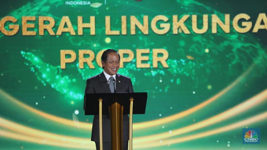 Menteri Lingkungan Hidup merangkap Kepala Badan Pengendalian Lingkungan Hidup, Hanif Faisol Nurofiq menyampaikan sambutan dalam acara Anugerah Lingkungan Proper di Jakarta, Senin (24/2/2025). (CNBC Indonesia/Tri Susilo)