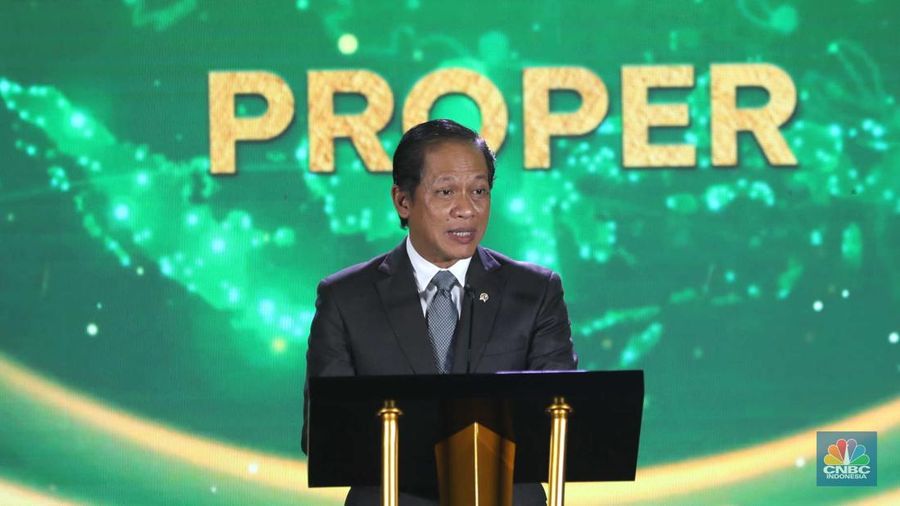 Menteri Lingkungan Hidup merangkap Kepala Badan Pengendalian Lingkungan Hidup, Hanif Faisol Nurofiq menyampaikan sambutan dalam acara Anugerah Lingkungan Proper di Jakarta, Senin (24/2/2025). (CNBC Indonesia/Tri Susilo)