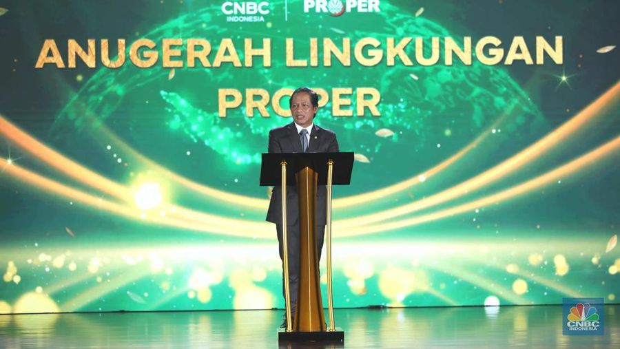 Menteri Lingkungan Hidup merangkap Kepala Badan Pengendalian Lingkungan Hidup, Hanif Faisol Nurofiq menyampaikan sambutan dalam acara Anugerah Lingkungan Proper di Jakarta, Senin (24/2/2025). (CNBC Indonesia/Tri Susilo)