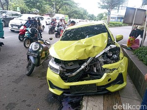 Brio Tabrak Mobil Parkir di Urip Sumoharjo Makassar, Polisi Turun Tangan
