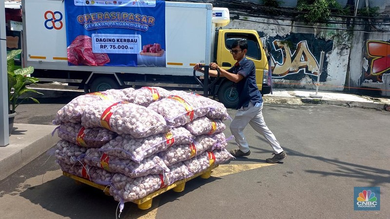 Operasi Pasar jelang Ramadhan di PosAgri Kantor Pos Flora, Fatmawati, Jakarta, Senin (24/2/2025). (CNBC Indonesia/Muhammad Sabki)