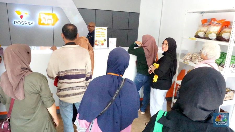 Operasi Pasar jelang Ramadhan di PosAgri Kantor Pos Flora, Fatmawati, Jakarta, Senin (24/2/2025). (CNBC Indonesia/Muhammad Sabki)