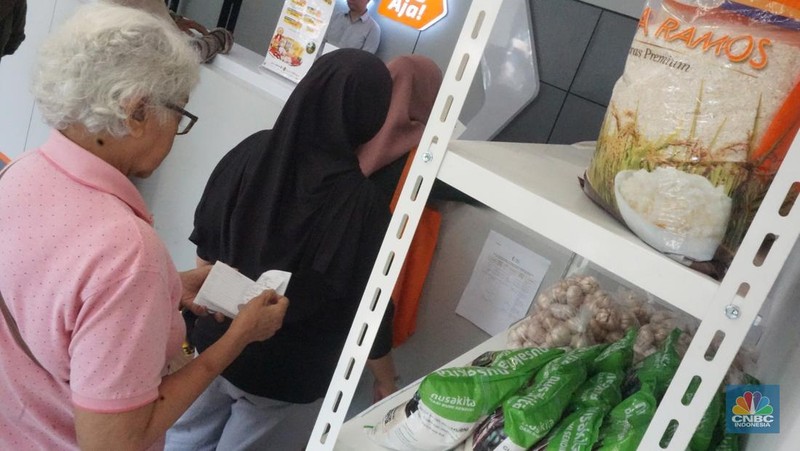 Operasi Pasar jelang Ramadhan di PosAgri Kantor Pos Flora, Fatmawati, Jakarta, Senin (24/2/2025). (CNBC Indonesia/Muhammad Sabki)