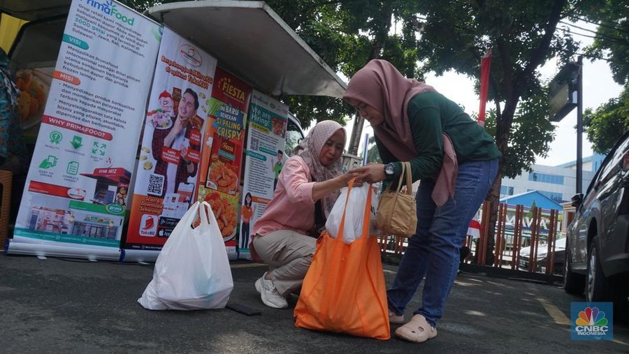 Operasi Pasar jelang Ramadhan di PosAgri Kantor Pos Flora, Fatmawati, Jakarta, Senin (24/2/2025). (CNBC Indonesia/Muhammad Sabki)