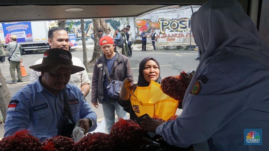 Operasi Pasar jelang Ramadhan di PosAgri Kantor Pos Flora, Fatmawati, Jakarta, Senin (24/2/2025). (CNBC Indonesia/Muhammad Sabki)