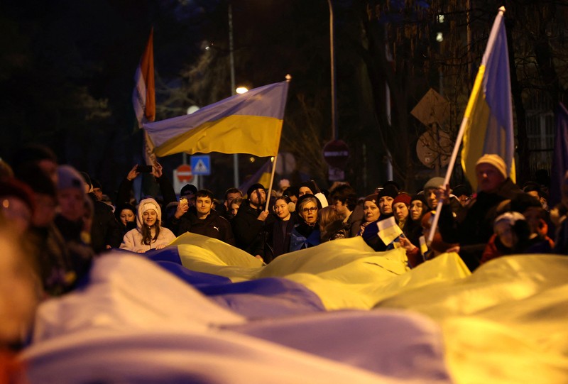 Orang-orang mengambil bagian dalam pawai untuk menandai ulang tahun ketiga invasi Rusia ke Ukraina, di pusat kota Lisbon, Portugal, 23 Februari 2025. Orang-orang mengambil bagian dalam pawai untuk menandai ulang tahun ketiga invasi Rusia ke Ukraina, di pusat kota Lisbon, Portugal, 23 Februari 2025. (REUTERS/Pedro Nunes)