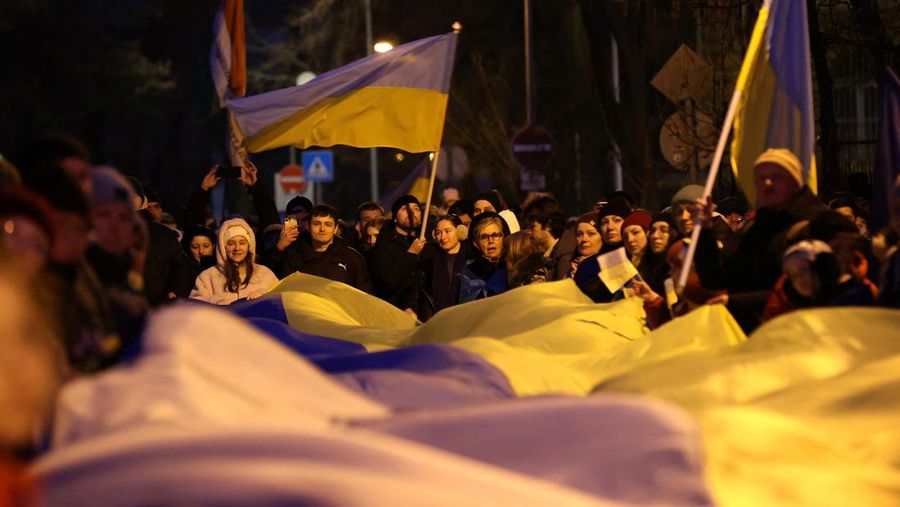 Orang-orang mengambil bagian dalam pawai untuk menandai ulang tahun ketiga invasi Rusia ke Ukraina, di pusat kota Lisbon, Portugal, 23 Februari 2025. (REUTERS/Pedro Nunes)