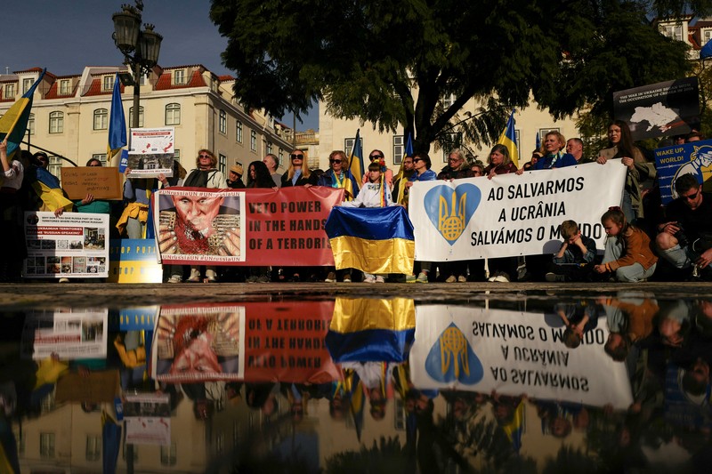 Orang-orang mengambil bagian dalam pawai untuk menandai ulang tahun ketiga invasi Rusia ke Ukraina, di pusat kota Lisbon, Portugal, 23 Februari 2025. (REUTERS/Pedro Nunes)