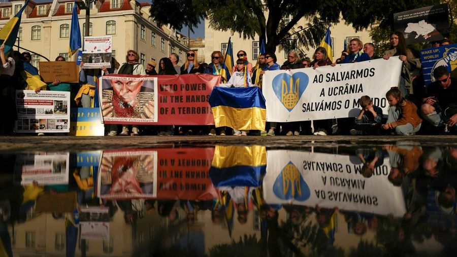 Orang-orang mengambil bagian dalam pawai untuk menandai ulang tahun ketiga invasi Rusia ke Ukraina, di pusat kota Lisbon, Portugal, 23 Februari 2025. (REUTERS/Pedro Nunes)