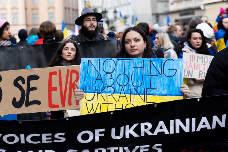 Orang-orang mengambil bagian dalam pawai untuk menandai ulang tahun ketiga invasi Rusia ke Ukraina, di pusat kota Lisbon, Portugal, 23 Februari 2025. (REUTERS/Pedro Nunes)