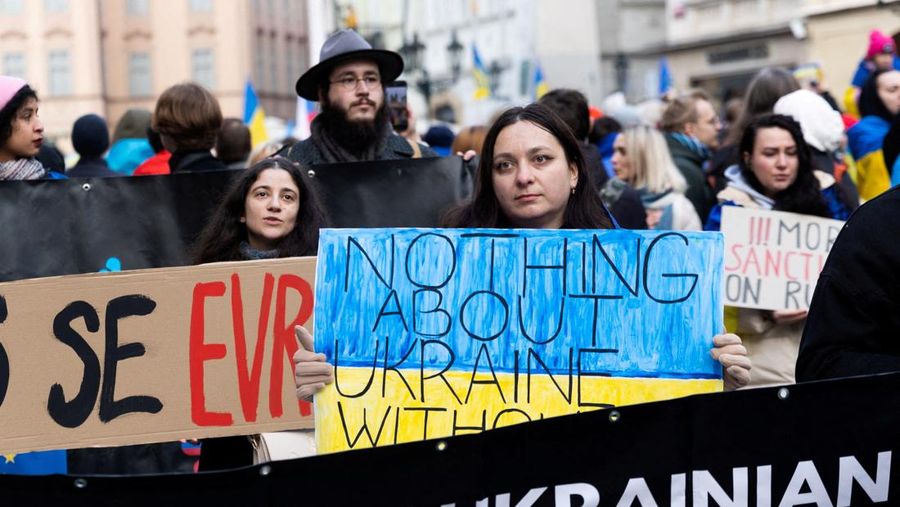 Orang-orang mengambil bagian dalam pawai untuk menandai ulang tahun ketiga invasi Rusia ke Ukraina, di pusat kota Lisbon, Portugal, 23 Februari 2025. (REUTERS/Pedro Nunes)