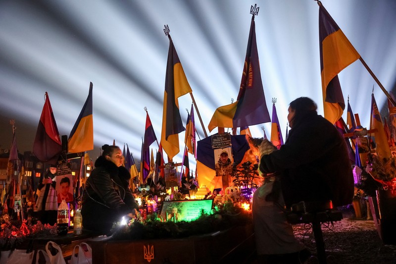 Orang-orang mengambil bagian dalam pawai untuk menandai ulang tahun ketiga invasi Rusia ke Ukraina, di pusat kota Lisbon, Portugal, 23 Februari 2025. Orang-orang mengambil bagian dalam pawai untuk menandai ulang tahun ketiga invasi Rusia ke Ukraina, di pusat kota Lisbon, Portugal, 23 Februari 2025. (REUTERS/Pedro Nunes)