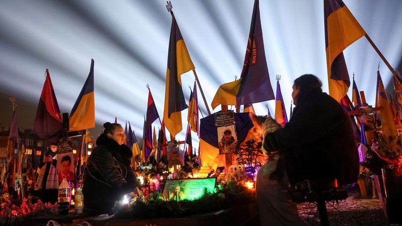 Orang-orang mengambil bagian dalam pawai untuk menandai ulang tahun ketiga invasi Rusia ke Ukraina, di pusat kota Lisbon, Portugal, 23 Februari 2025. (REUTERS/Pedro Nunes)