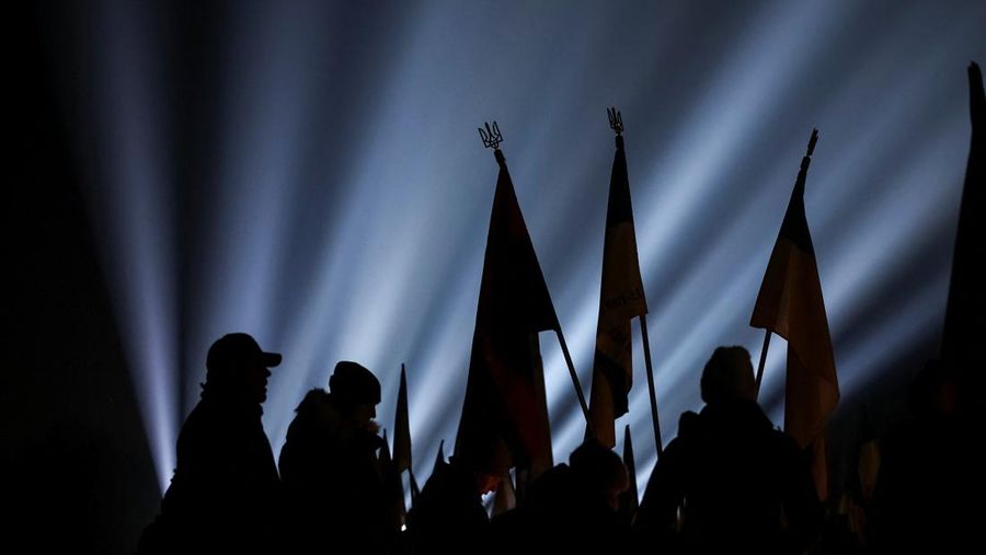 Orang-orang mengambil bagian dalam pawai untuk menandai ulang tahun ketiga invasi Rusia ke Ukraina, di pusat kota Lisbon, Portugal, 23 Februari 2025. (REUTERS/Pedro Nunes)