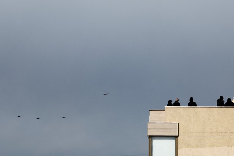 Jet tempur Israel terbang selama upacara pemakaman umum pemimpin Hizbullah Hassan Nasrallah dan Hashem Safieddine, yang tewas dalam serangan udara Israel tahun lalu, di pinggiran Beirut, Lebanon, 23 Februari 2025. (REUTERS/Ali Allouch)