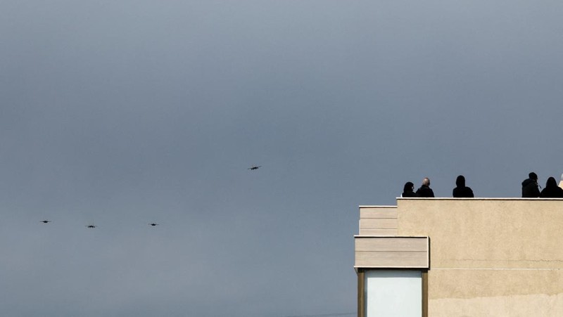 Jet tempur Israel terbang selama upacara pemakaman umum pemimpin Hizbullah Hassan Nasrallah dan Hashem Safieddine, yang tewas dalam serangan udara Israel tahun lalu, di pinggiran Beirut, Lebanon, 23 Februari 2025. (REUTERS/Ali Allouch)