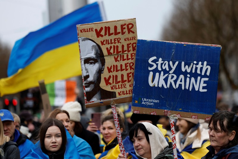 Orang-orang mengambil bagian dalam pawai untuk menandai ulang tahun ketiga invasi Rusia ke Ukraina, di pusat kota Lisbon, Portugal, 23 Februari 2025. (REUTERS/Pedro Nunes)