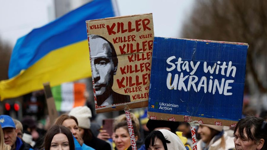 Orang-orang mengambil bagian dalam pawai untuk menandai ulang tahun ketiga invasi Rusia ke Ukraina, di pusat kota Lisbon, Portugal, 23 Februari 2025. (REUTERS/Pedro Nunes)