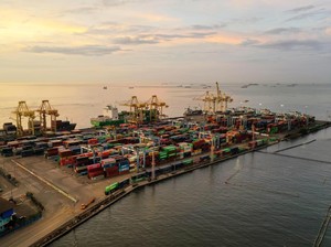 Arus Peti Kemas Naik, Pelindo Tambah 2 Alat Bongkar Muat di TPK Semarang