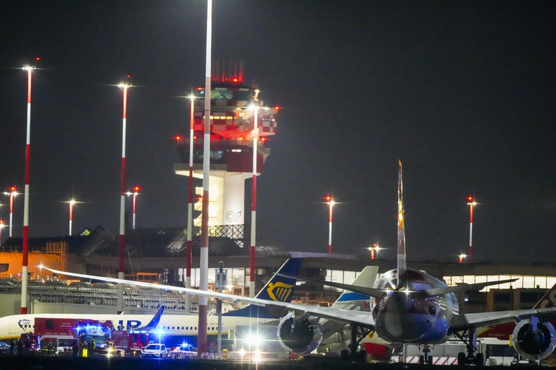 Pesawat Eurofighter Angkatan Udara Italia mengawal pesawat American Airlines dalam foto selebaran yang diperoleh Reuters pada tanggal 23 Februari 2025. Pesawat Eurofighter Angkatan Udara Italia mengawal pesawat American Airlines dalam foto selebaran yang diperoleh Reuters pada tanggal 23 Februari 2025. (Italian Air Force/Handout via REUTERS)