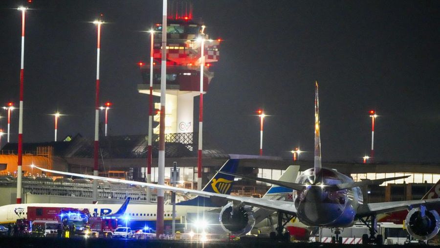 Pesawat Eurofighter Angkatan Udara Italia mengawal pesawat American Airlines dalam foto selebaran yang diperoleh Reuters pada tanggal 23 Februari 2025. (Italian Air Force/Handout via REUTERS)