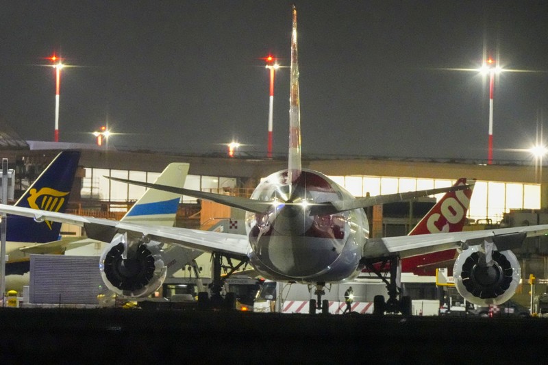 Pesawat Eurofighter Angkatan Udara Italia mengawal pesawat American Airlines dalam foto selebaran yang diperoleh Reuters pada tanggal 23 Februari 2025. Pesawat Eurofighter Angkatan Udara Italia mengawal pesawat American Airlines dalam foto selebaran yang diperoleh Reuters pada tanggal 23 Februari 2025. (Italian Air Force/Handout via REUTERS)