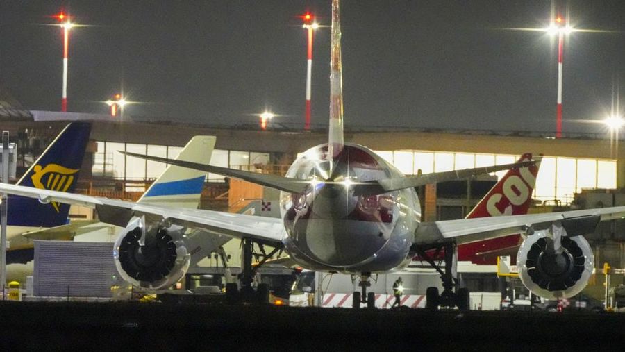 Pesawat Eurofighter Angkatan Udara Italia mengawal pesawat American Airlines dalam foto selebaran yang diperoleh Reuters pada tanggal 23 Februari 2025. (Italian Air Force/Handout via REUTERS)