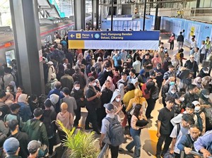 Penumpang KRL Padati Peron 1 Stasiun Baru Tanah Abang di Hari Kerja