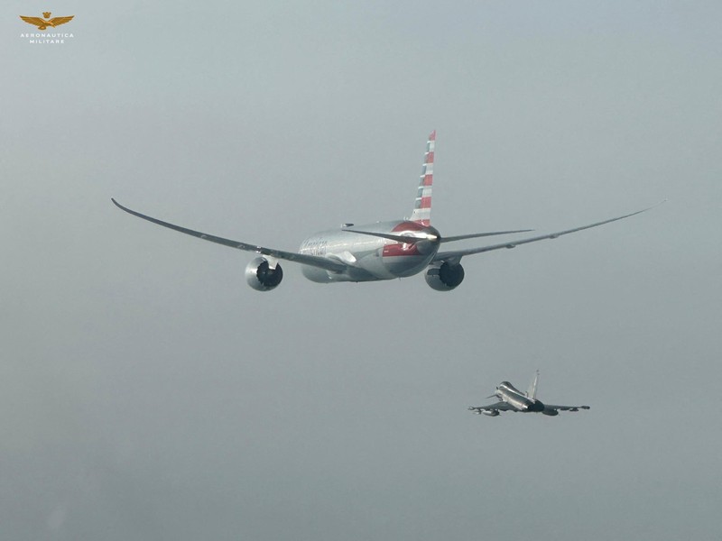 Pesawat Eurofighter Angkatan Udara Italia mengawal pesawat American Airlines dalam foto selebaran yang diperoleh Reuters pada tanggal 23 Februari 2025. Pesawat Eurofighter Angkatan Udara Italia mengawal pesawat American Airlines dalam foto selebaran yang diperoleh Reuters pada tanggal 23 Februari 2025. (Italian Air Force/Handout via REUTERS)