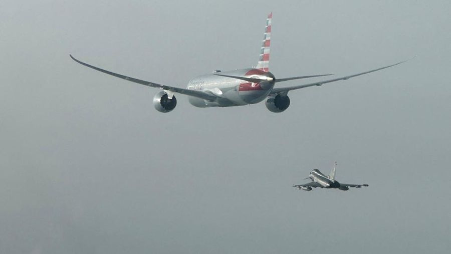 Pesawat Eurofighter Angkatan Udara Italia mengawal pesawat American Airlines dalam foto selebaran yang diperoleh Reuters pada tanggal 23 Februari 2025. (Italian Air Force/Handout via REUTERS)