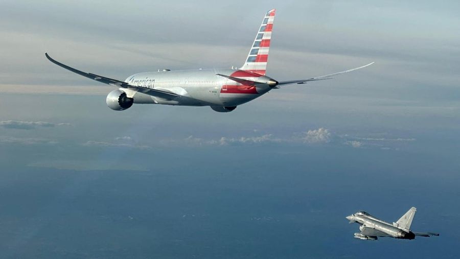 Pesawat Eurofighter Angkatan Udara Italia mengawal pesawat American Airlines dalam foto selebaran yang diperoleh Reuters pada tanggal 23 Februari 2025. (Italian Air Force/Handout via REUTERS)