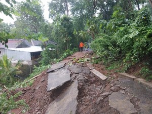 Jalan Desa di Bojong Bantul Ambrol Imbas Tanah Longsor