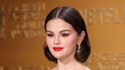 Gaun Ribuan Tetes Kaca Selena Gomez di Oscar 2025