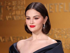 Gaun Ribuan Tetes Kaca Selena Gomez di Oscar 2025