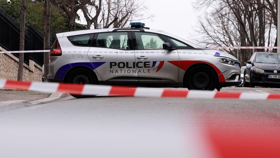 Suasana usai terjadi ledakan di dekat pintu masuk konsulat Rusia di Marseille, Prancis, Senin (24/2/2025). (REUTERS/Stringer)