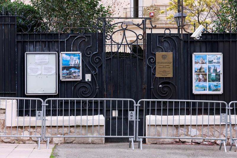 Suasana usai terjadi ledakan di dekat pintu masuk konsulat Rusia di Marseille, Prancis, Senin (24/2/2025). (REUTERS/Stringer) Suasana usai terjadi ledakan di dekat pintu masuk konsulat Rusia di Marseille, Prancis, Senin (24/2/2025). (REUTERS/Stringer)
