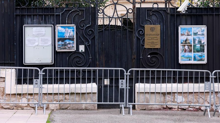 Suasana usai terjadi ledakan di dekat pintu masuk konsulat Rusia di Marseille, Prancis, Senin (24/2/2025). (REUTERS/Stringer)