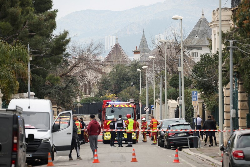 Suasana usai terjadi ledakan di dekat pintu masuk konsulat Rusia di Marseille, Prancis, Senin (24/2/2025). (REUTERS/Stringer) Suasana usai terjadi ledakan di dekat pintu masuk konsulat Rusia di Marseille, Prancis, Senin (24/2/2025). (REUTERS/Stringer)