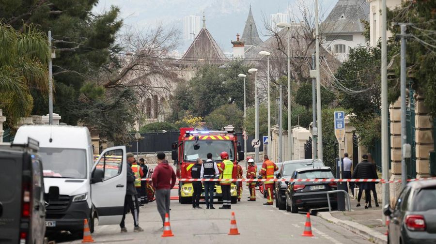 Suasana usai terjadi ledakan di dekat pintu masuk konsulat Rusia di Marseille, Prancis, Senin (24/2/2025). (REUTERS/Stringer)