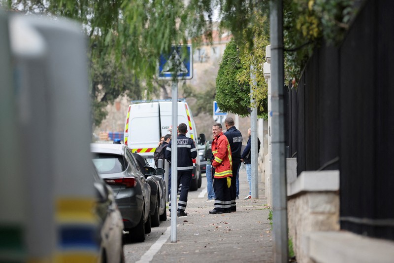 Suasana usai terjadi ledakan di dekat pintu masuk konsulat Rusia di Marseille, Prancis, Senin (24/2/2025). (REUTERS/Stringer) Suasana usai terjadi ledakan di dekat pintu masuk konsulat Rusia di Marseille, Prancis, Senin (24/2/2025). (REUTERS/Stringer)