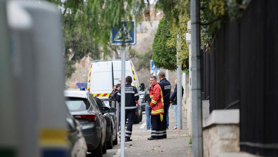 Suasana usai terjadi ledakan di dekat pintu masuk konsulat Rusia di Marseille, Prancis, Senin (24/2/2025). (REUTERS/Stringer)