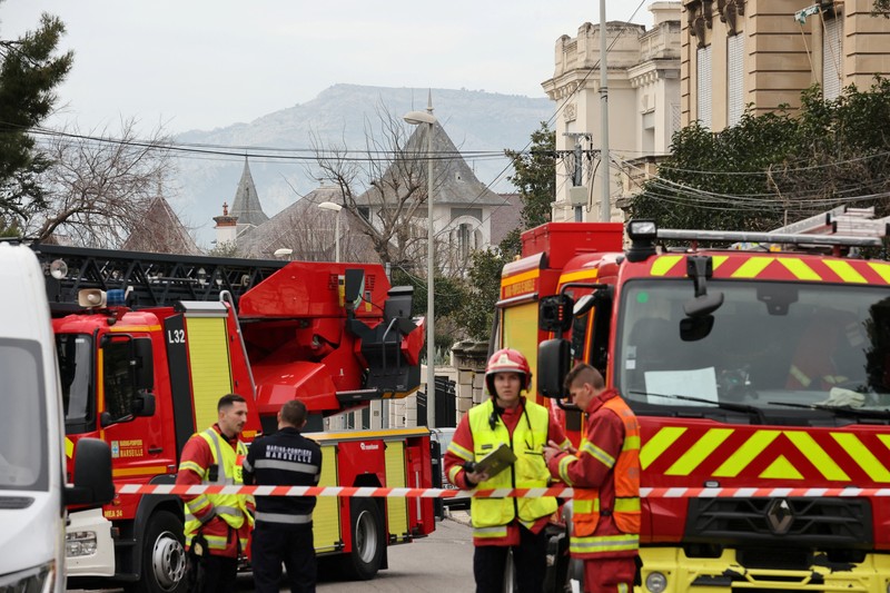 Suasana usai terjadi ledakan di dekat pintu masuk konsulat Rusia di Marseille, Prancis, Senin (24/2/2025). (REUTERS/Stringer) Suasana usai terjadi ledakan di dekat pintu masuk konsulat Rusia di Marseille, Prancis, Senin (24/2/2025). (REUTERS/Stringer)