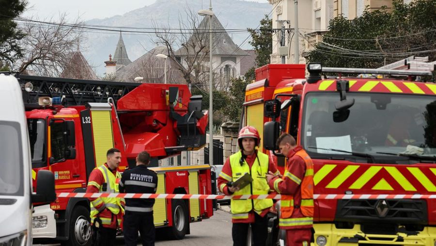 Suasana usai terjadi ledakan di dekat pintu masuk konsulat Rusia di Marseille, Prancis, Senin (24/2/2025). (REUTERS/Stringer)