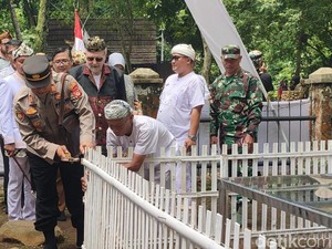 Makna Tradisi Ngikis, Mengganti Pagar Situs Singgasana Raja di Ciamis
